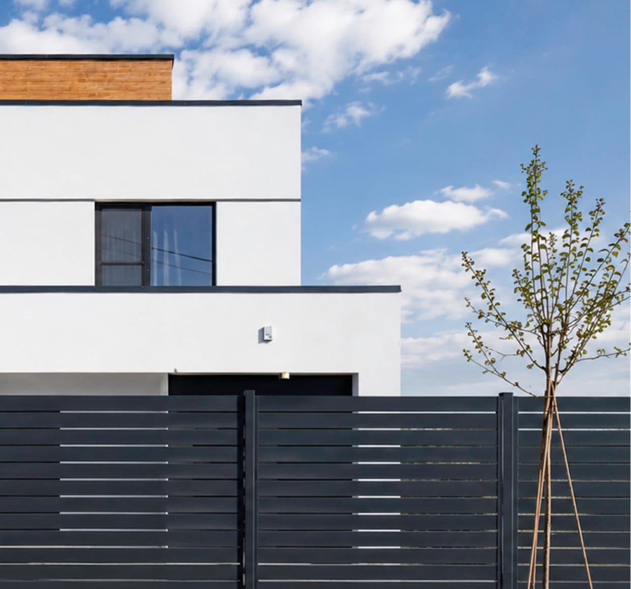 Gard aluminiu antracit lângă o casă modernă